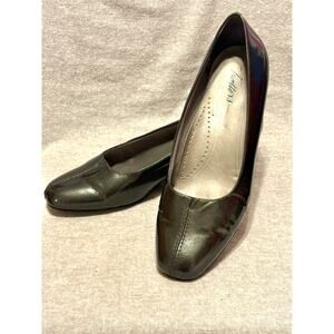 Trotters Size 9 Metallic Gray Patent Leather Low  Heel Women’s Shoes EUC